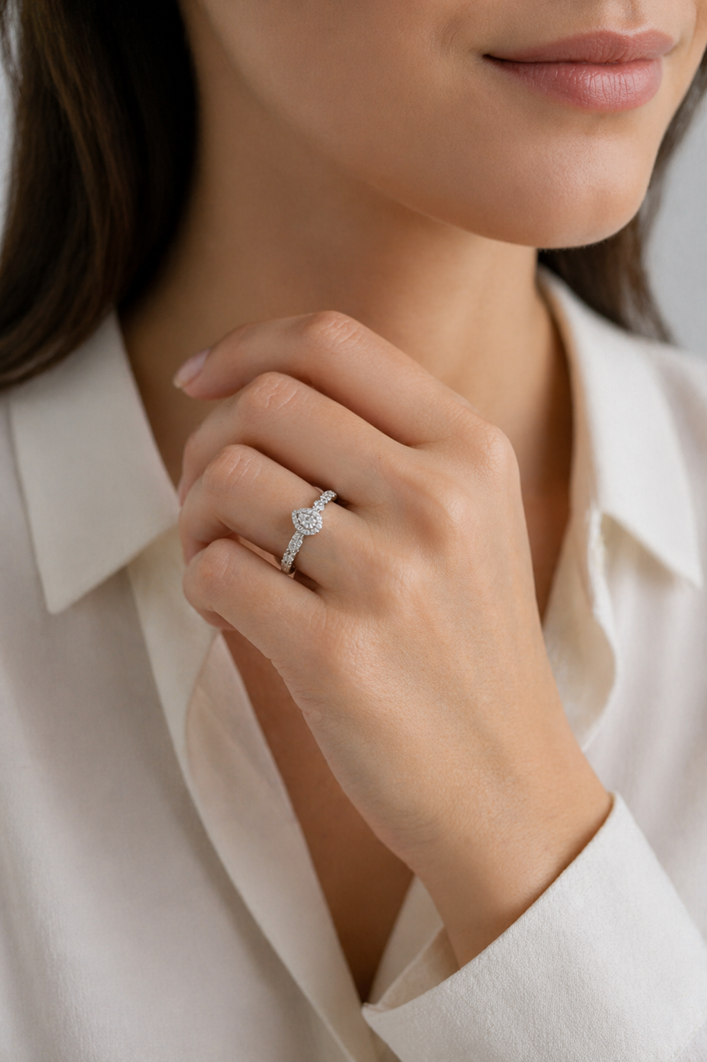 Bague auréole élégante taille poire – Brillance intemporelle