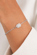 Élégant bracelet articulé aspect argent avec élément décoratif en zircone – Design baguette et halo