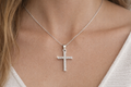 „Eternal Brilliance“ – Klassischer Kreuzanhänger aus 925er Sterling Silber mit Zirkonia-Besatz