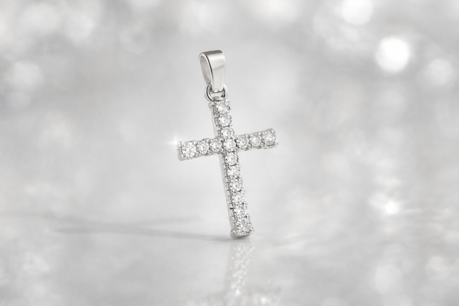 „Strălucire Eternă“ – Pandantiv clasic cruce din argint sterling 925 cu zirconiu