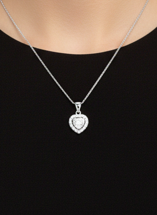 Battement de cœur en cristal : Élégant pendentif solitaire avec halo
