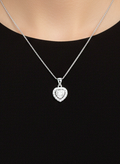 Battement de cœur en cristal : Élégant pendentif solitaire avec halo