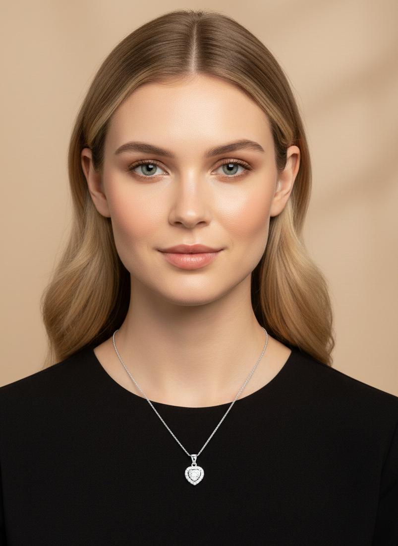 Battement de cœur en cristal : Élégant pendentif solitaire avec halo
