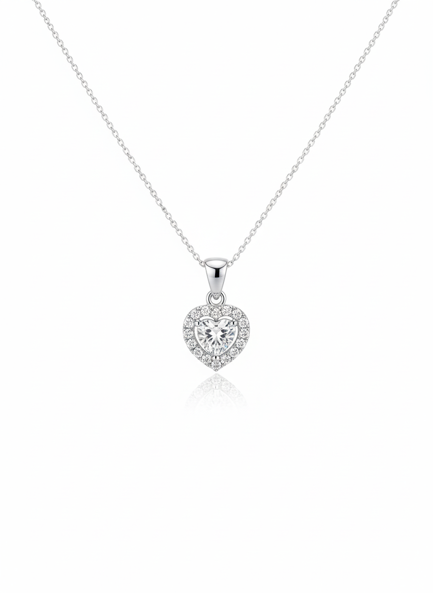 Battement de cœur en cristal : Élégant pendentif solitaire avec halo