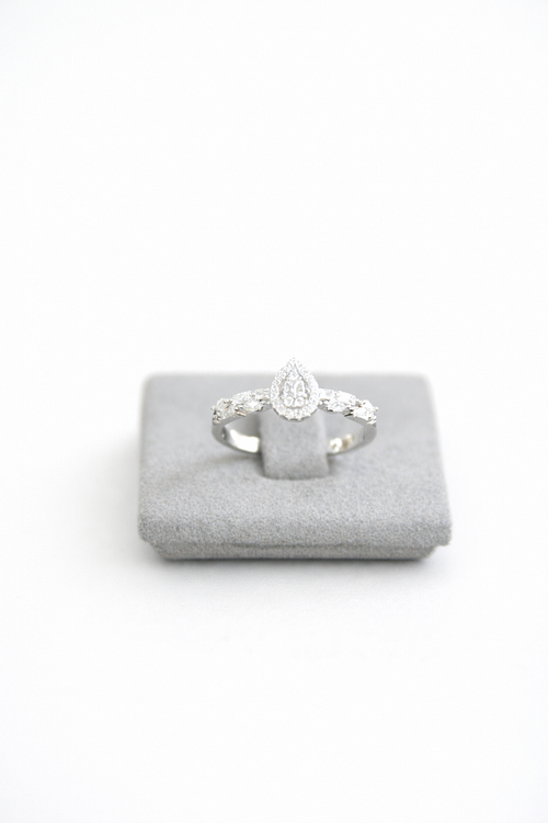 Eleganter Halo-Ring im Tropfenschliff – Zeitlose Brillanz