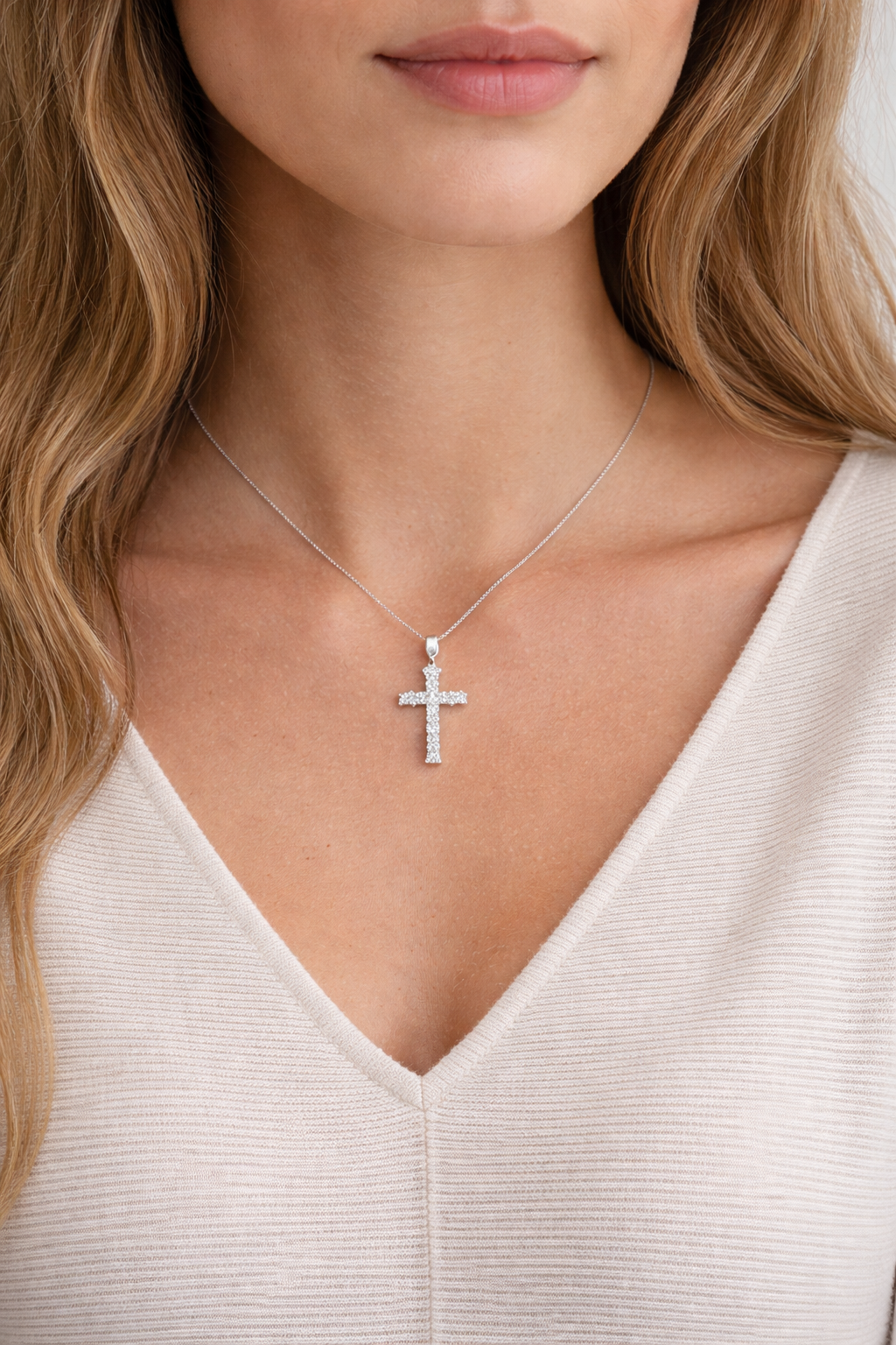 „Eternal Brilliance“ – Klassischer Kreuzanhänger aus 925er Sterling Silber mit Zirkonia-Besatz
